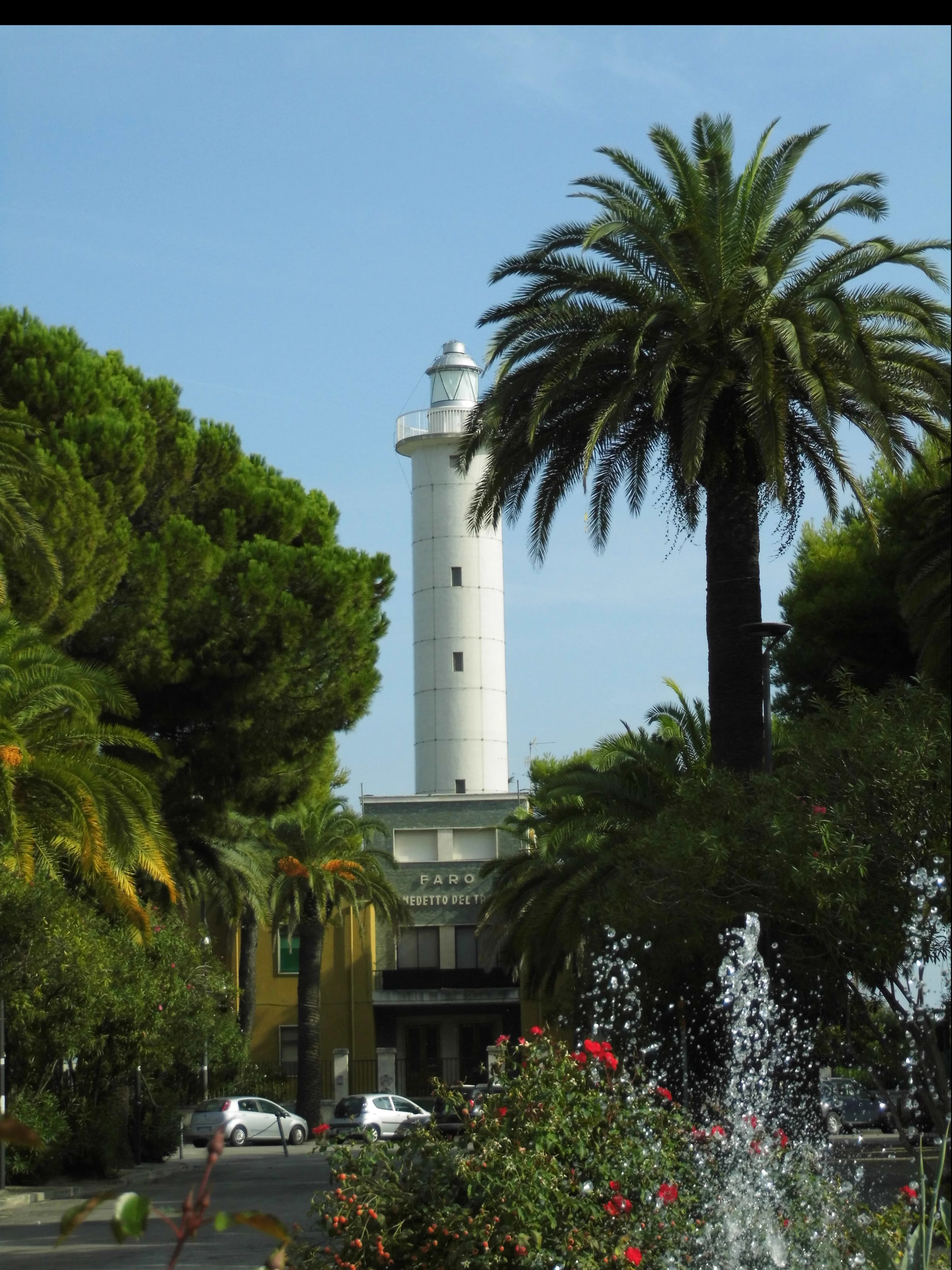 Faro di San Benedetto del Tronto tra le palme